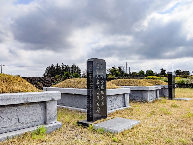 Photo by 호진 김: https://www.pexels.com/photo/gray-tomb-stone-on-green-grass-field-under-gray-cloudy-sky-4077772/