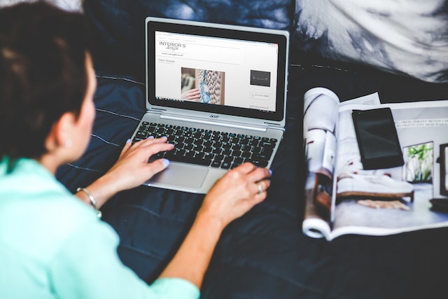 Photo by Kaboompics .com: https://www.pexels.com/photo/woman-with-laptop-lying-down-in-bed-6356/